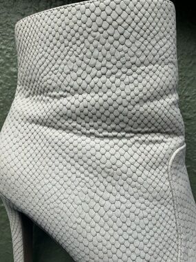 Shoe Dazzle Cream Heeled Boots